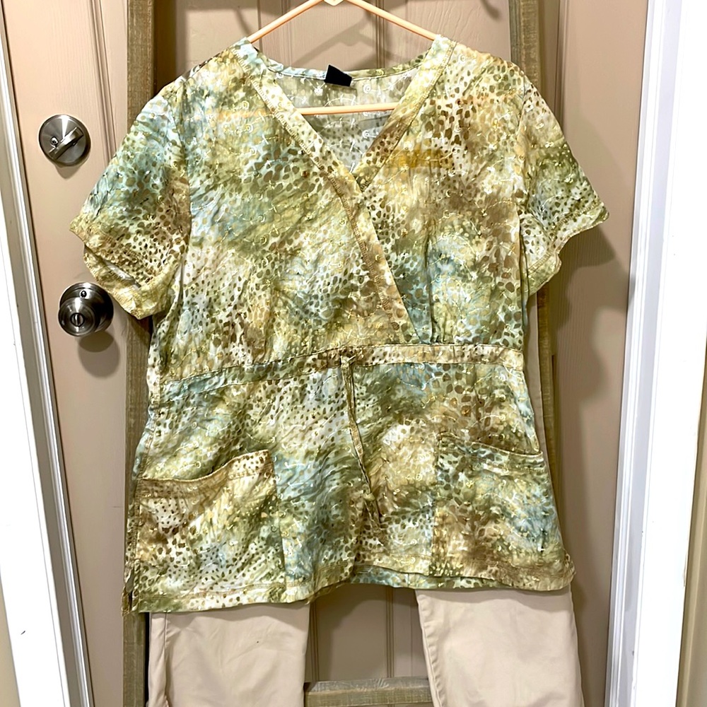 Barco Uniforms women’s scrub top -SZ S